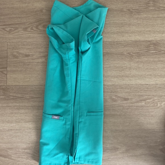 Figs surgical green double pocket scrub top size xs - Picture 4 of 4